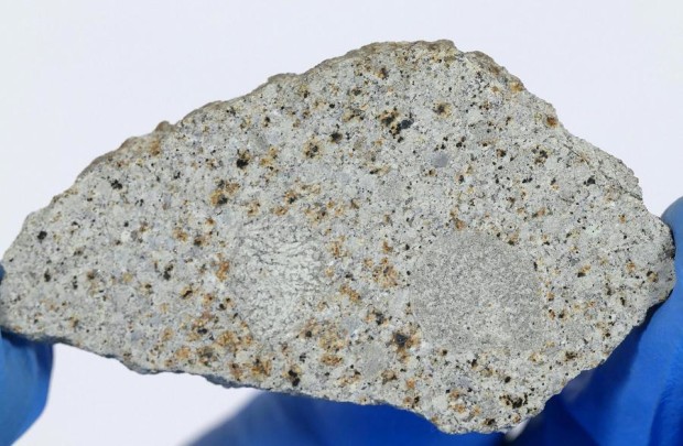 Alfianello - płytka 17 gram z dwiema wielkimi inkluzjami. Ta z prawej ma 10mm średnicy!